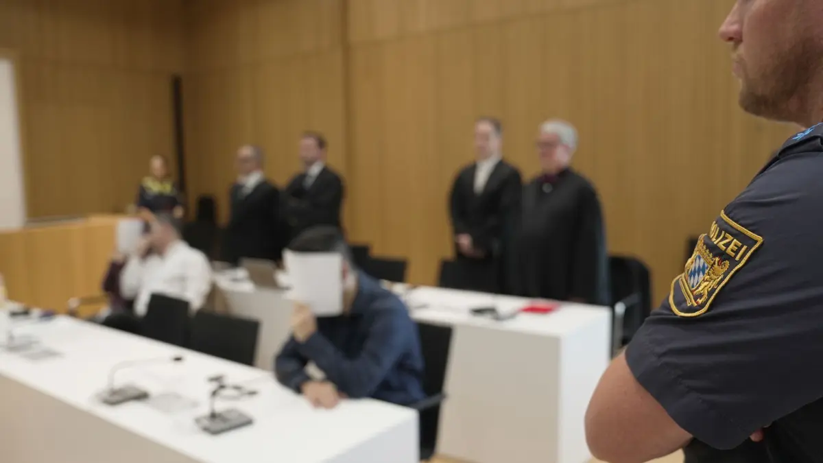 Prozess gegen ein irakisches Ehepaar: 13.07.2026, Bayern, München: Die Angeklagten (vorne l und M) im Prozess gegen ein irakisches Ehepaar wegen der Versklavung zweier jesidischer Mädchen sitzen im Gerichtssaal. Das irakische Ehepaar ist wegen der Versklavung jesidischer Mädchen und Mitgliedschaft in der Terrorvereinigung Islamischer Staat (IS) verurteilt worden. Foto: Ehsan Monajati/dpa +++ dpa-Bildfunk +++