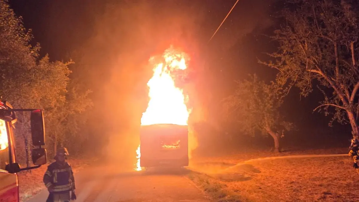 Wohnwagen in Vollbrand