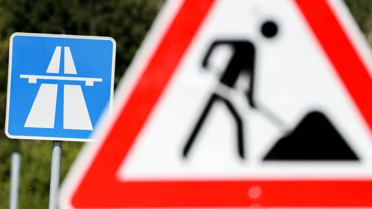 Bauarbeiten auf Autobahn: ARCHIV - 18.07.2019, Sachsen, Borna: Ein Schild weist auf eine Baustelle auf einer Autobahn hin. (zu dpa: «Achtung «Nervenprobe»: Hohe Staugefahr zum Ferienstart») Foto: Jan Woitas/dpa-Zentralbild/dpa +++ dpa-Bildfunk +++
