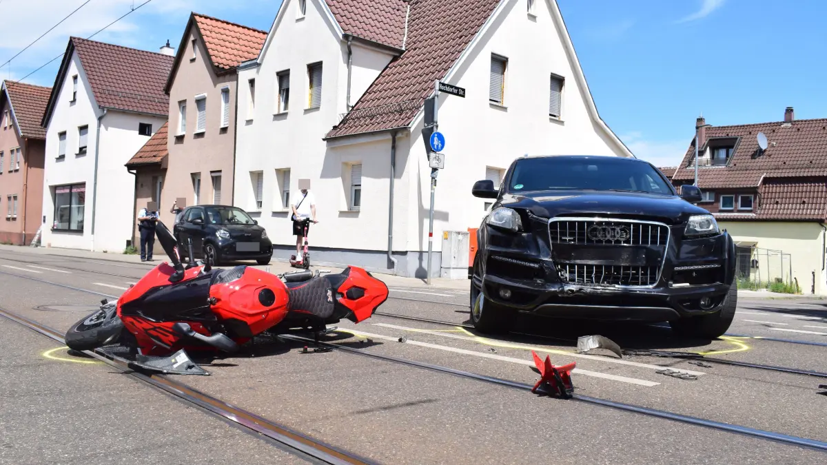 Am Montag Mittag gegen 13 Uhr kam es in der Freihofstrasse in Stuttgart-Stammheim zu einem Verkehrsunfall zwischen einem Audi und einem Motorrad, nach ersten erkenntnissen der Polizei befuer eine Motorradfahrer mit seinem Motorrad die Freihofstrasse in Richtung der Aspergerstrasse als ein Audi Fahrer aus der Hochdorferstrasse in die Freihofstrasse einbigen wollt uebersah er mutmasslich den Vorfahrtsbereichtigten Motorradfahrer infolge desen kollidirten bei Fahrzeuge miteinander und der Motorradfahrer stuerzte zu boden. Der rettungsdienst der mit einem Rettungswagen im Einsatz war brachte den Mototrradfahrer in ein Krankenhaus, zu den verletztungen konnte die Polizei noch keine Angaben machen. Der Audi Fahrer hat ein Schock. Fuer die Unfallaufnahme musste die Freihofstrasse vollgesperrt werden und es kam im Stadtbahnverkeher der U15 und im Busverkehr zu verspaetungen und ausfaellen. Der Sachschaden wir auf ca. 15.000 € beziffert.