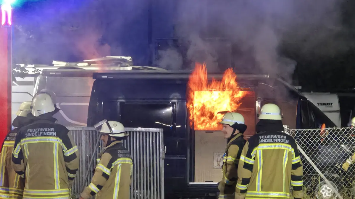 Am Spaeten Sonntagaben wurde die Feuerwehr Sindelfingen und der rettungsdienst gegen 23:48 Uhr in die Leonbegerstrasse nach Sindelfingen alarmiert, dort brannte ein Wohnmobil auf dem Gelaende eines Wohnmobilhaendler. Beim Eintreffen der Ersten Feuerwehr Kraefte bestaetigte sich die lage ein Wohnmobil stand in Vollbrand und ein weiteres war duch das Feuer stark gefaerdet. Die Feuerwehr konnte denn Brand rasch loeschen und so ein uebergreifen auf weitere Wohnmobile verhindern. Nach ersten Ermittlungen der Polizei in der Nacht geht diese von brandstieftung aus. Das Wohnmobil ist ein Totalschaden und am zweiten entstand Sachscahden. <br />
<br />
Die Feuerwehr Sindelfingen war mit 6 Fahrzeugen und ca.23 Einsatzkraeften im Einsatz, der Rettungsdienst und das Ehrenamt waren mit zwei Rettungswagen und zwei Fahrzeugen das DRK Ortsverein Maichingen mit 4 Fahrzeugen und 10 Eisnatzkraeften vor Ort und sicherten die Einsatzkraefte der Feuerwehr Sindelfgingen ab. Das Polizeirevier Sindelfingen hatte 3 Streifen und 6 Beamte im Einsatz.