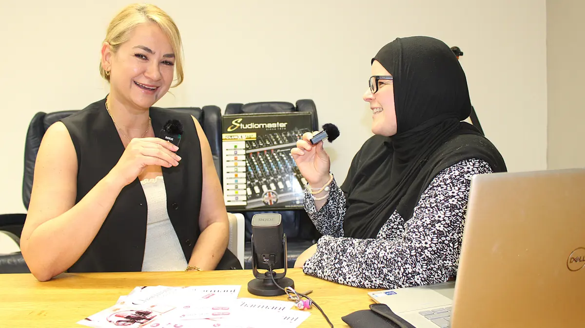 Anna Melliti aus Sielmingen (rechts) und Ella Cristul aus Stuttgart-Ost kennen sich in der Pflege aus – und möchten Frauen, die sich in diesem Bereich einbringen, zu mehr Sichtbarkeit verhelfen. Die Geschichten erzählen sie in ihrem eigenen Podcast "Charmant in der Pflege"