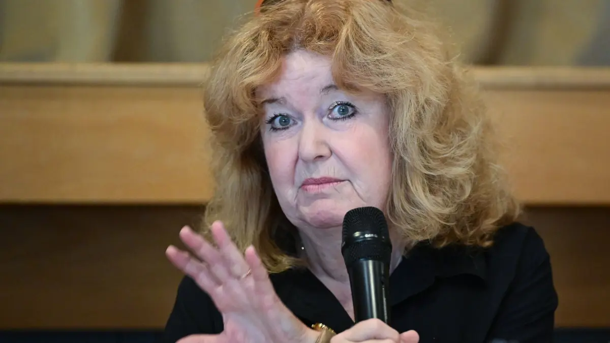 Jahresbericht antisemitische Vorfälle in Stuttgart: 13.07.2026, Baden-Württemberg, Stuttgart: Barbara Traub, Vorstandssprecherin der Israelitischen Religionsgemeinschaft Württembergs, spricht bei einer Pressekonferenz, bei der der Jahresbericht antisemitische Vorfälle vorgestellt wird. Die Jüdinnen und Juden in Baden-Württemberg werden nach Einschätzung der Recherche- und Informationsstelle Antisemitismus (Rias) in ihrem Alltag regelmäßig angefeindet. Das geht aus dem ersten Jahresbericht der Meldestelle zu antisemitischen Vorfällen im vergangenen Jahr hervor. Foto: Bernd Weißbrod/dpa +++ dpa-Bildfunk +++