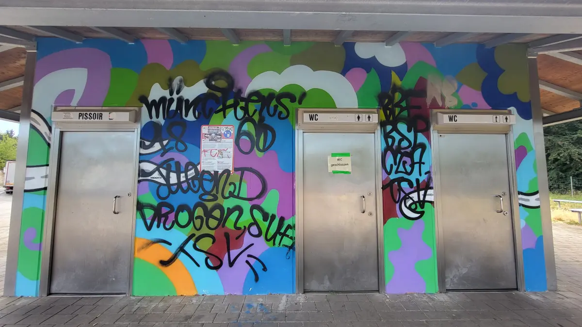 Immer wieder müssen WC-Kabinen wegen unhygienischer Zustände oder Beschädigungen vorübergehend geschlossen werden.