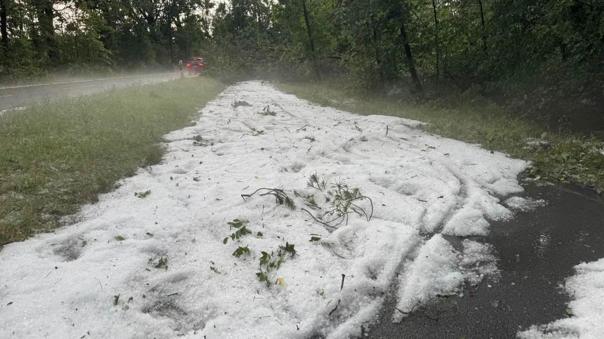 Unwetter in Bayern: 14.07.2026, Bayern, Erlangen: Nach einem starken Gewitter liegt Hagel auf einem Radweg in Erlangen. Die Hitze des Tages entlud sich am Abend in Teilen Bayerns in Gewittern. Foto: Lars Haubner/NEWS5/dpa +++ dpa-Bildfunk +++