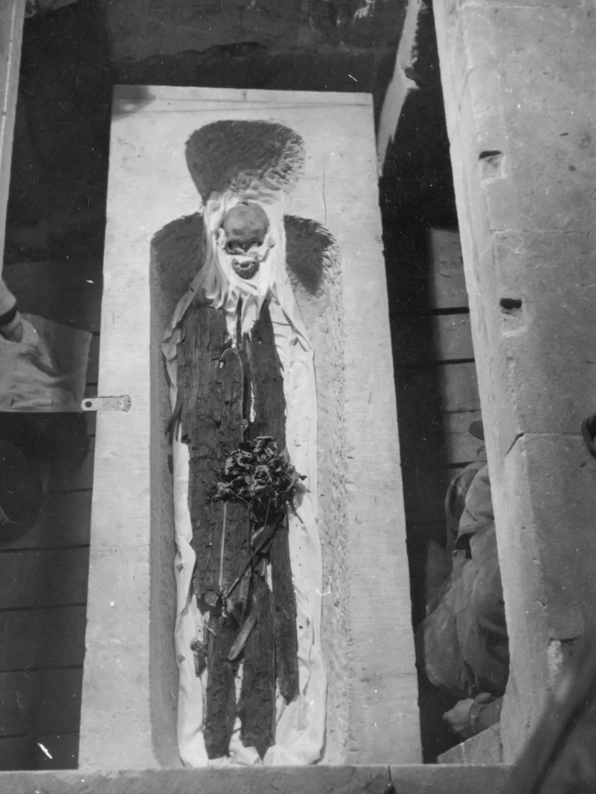 Der SS-Sarkophag für den vermeintlichen Schädel König Heinrichs I. bei der Öffnung im Jahr 1948. Zu erkennen ist die ausgearbeitete Kopfnische nach mittelalterlichem Vorbild.