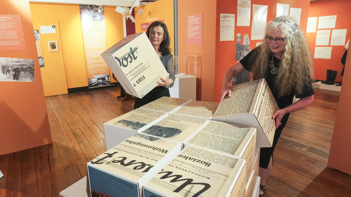 Korntal Münchingen - Ausstellung 80 Jahre Vertreibung Stadtmuseum . Im Bild. Birgit Knolmayer (mit Brille) und Dr Csilla Schell (ohne Brille)