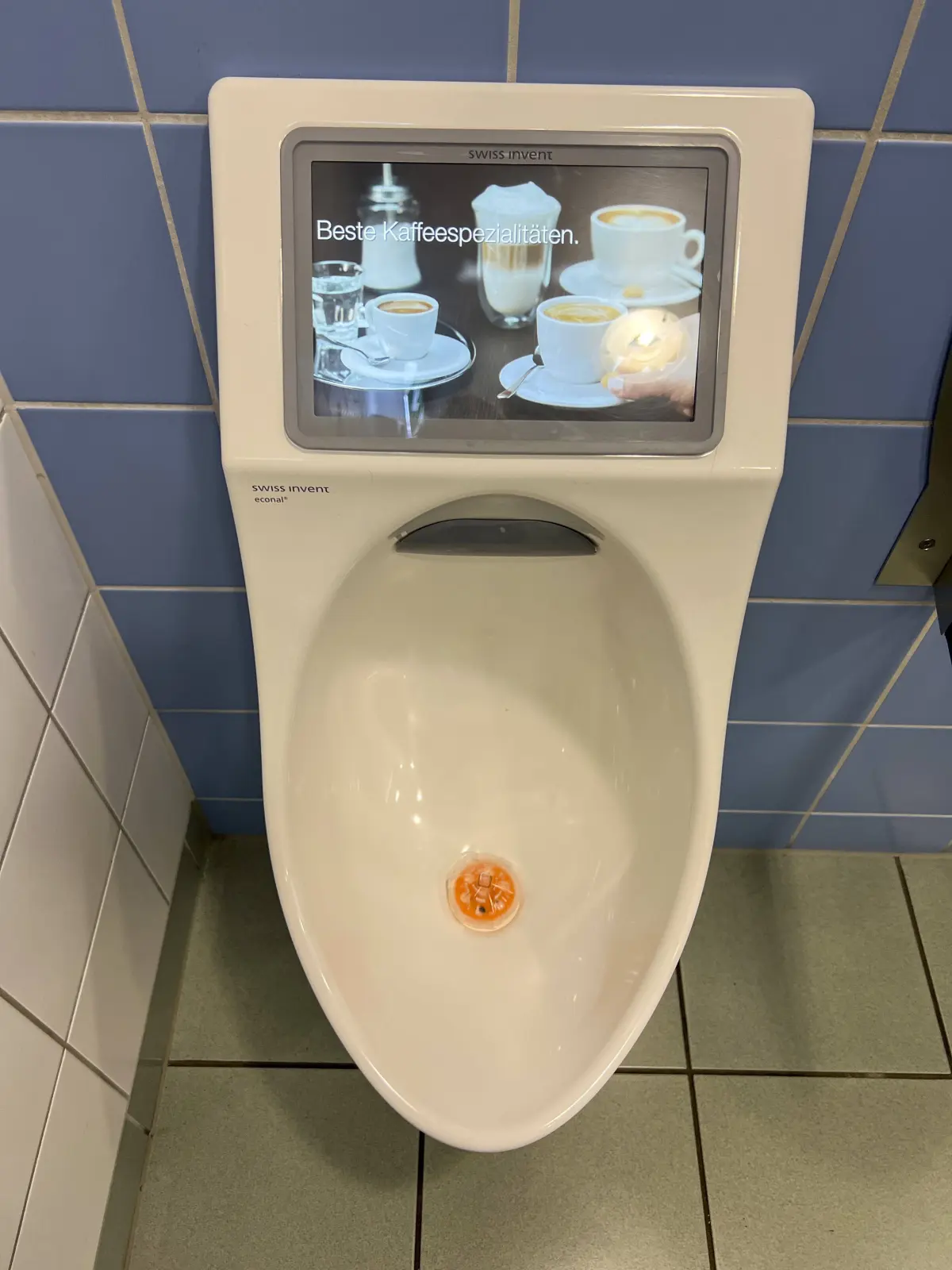 Manchmal ist so etwas der Himmel auf Erden: Pissoir mit eingebautem Videomonitor in einer Raststätte an einer Autobahn.