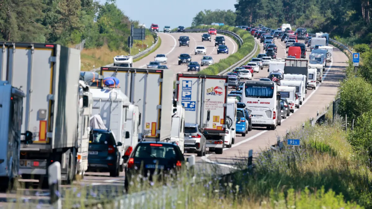 Pausen einplanen: Regelmäßige Stopps alle zwei Stunden oder 200 Kilometer helfen, unangenehme Situationen im Stau zu vermeiden.
