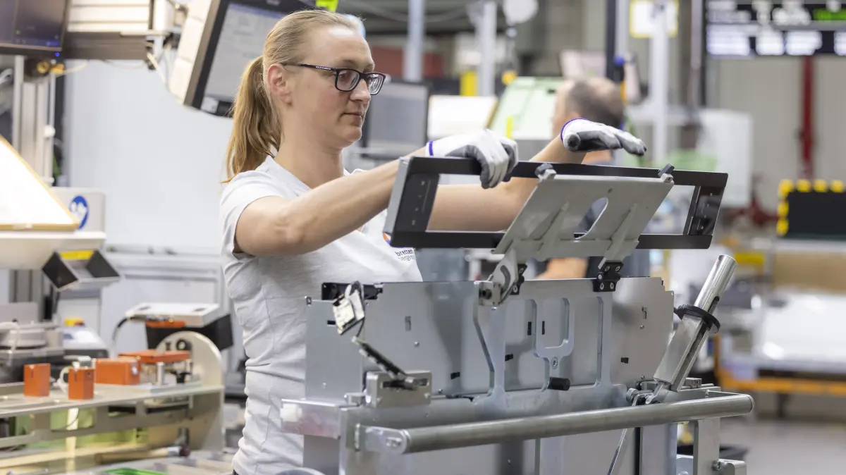 Produktion von Dunstabzugshauben bei Neff in Bretten. Die Konzernmutter BSH prüft ein mögliches Konzept, um das Werk zu erhalten. Ein externer Partner könnte es führen.
