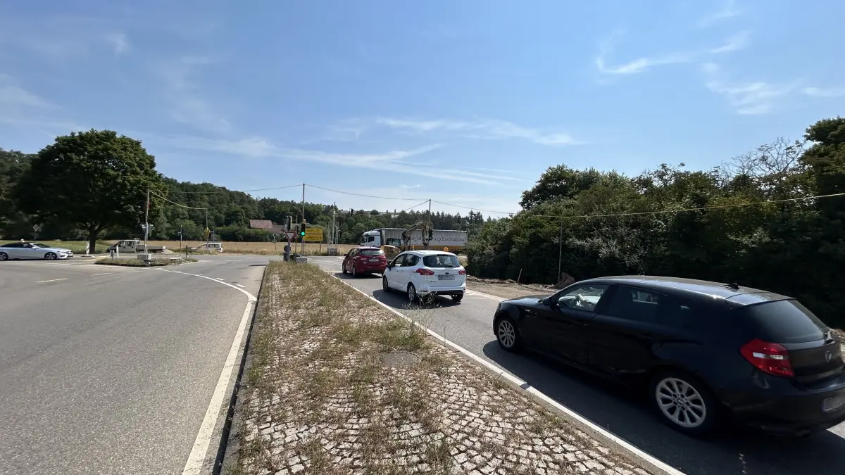 Zu den Stoßzeiten staut sich der Verkehr bis zum anderen Ortsende.