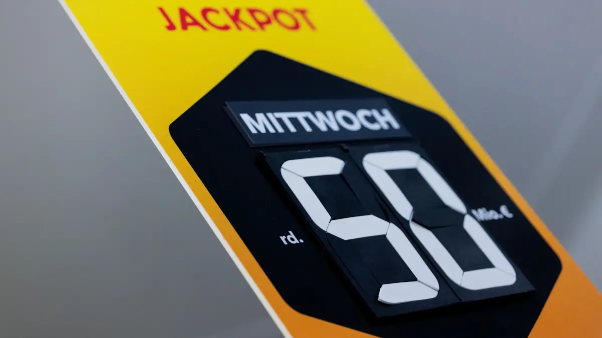 Lotto: ARCHIV - 24.06.2026, Nordrhein-Westfalen, Köln: Ein Plakat weist in einem Kiosk auf den 50 Millionen Euro Lotto-Jackpot „6aus49“. Im Lotto „6aus49“ liegen weiterhin 50 Millionen Euro im Jackpot der Gewinnklasse 1. Das ist Rekord. (zu dpa: «Hoher Jackpot lockt - stehen die Chancen wirklich besser?») Foto: Rolf Vennenbernd/dpa +++ dpa-Bildfunk +++