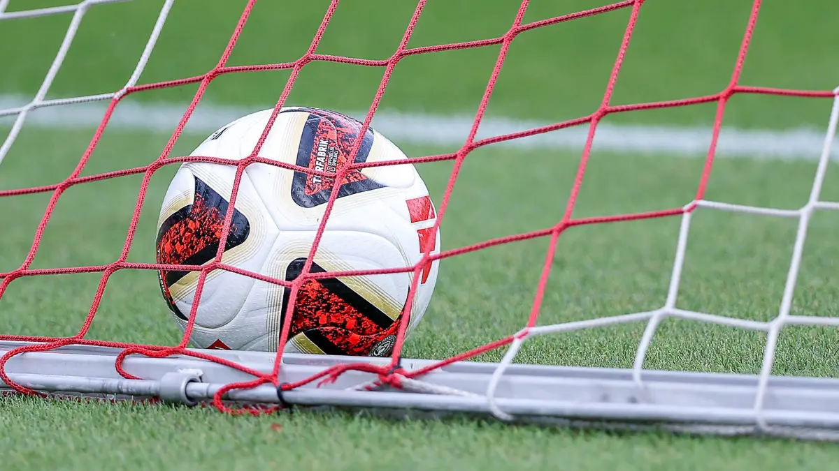 13.07.2026, Fußball, Trainingsauftakt 1.FC Köln: 13.07.2026, Fußball, Trainingsauftakt 1.FC Köln, 1. Fußball Bundesliga, Geißbockheim, Saison 2026 2027: offizieller Spielball vom Hersteller Adidas liegt auf dem Spielfeld im Tor Ball Feature beim ersten Training der neuen Saison 26/27 DFB regulations prohibit any use of photographs as image sequences and or quasi-video. Nordrhein-Westfalen Deutschland *** July 13, 2026, Soccer, 1. FC Köln s First Training Session, 1 Bundesliga, Geißbockheim, 20262027 seasonthe official match ball from Adidas lies on the field in the goal. Ball feature during the first training session of the new 20262027 season. DFB regulations prohibit any use of photographs as image sequences and/or quasi-video. North Rhine-Westphalia, Germany