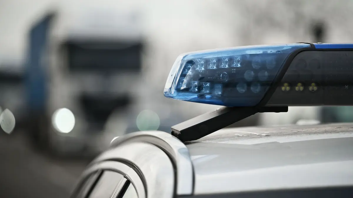 Polizei stoppt Lkw: PRODUKTION - 17.12.2025, Baden-Württemberg, Kehl: Ein Einsatzfahrzeug steht unweit eines Lkw. (zu dpa: «Lkw fährt Schlangenlinien - andere Fahrer greifen ein») Foto: Katharina Kausche/dpa +++ dpa-Bildfunk +++