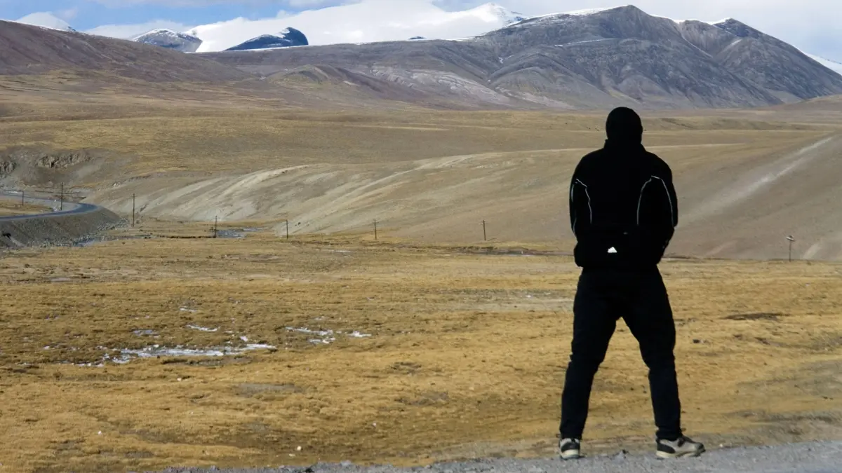 Das geht. Aber nur weil es keine Autobahn ist: Ein Tourist pinkelt am Straßenrand des Tanggula-Passes im Hochland von Tibet