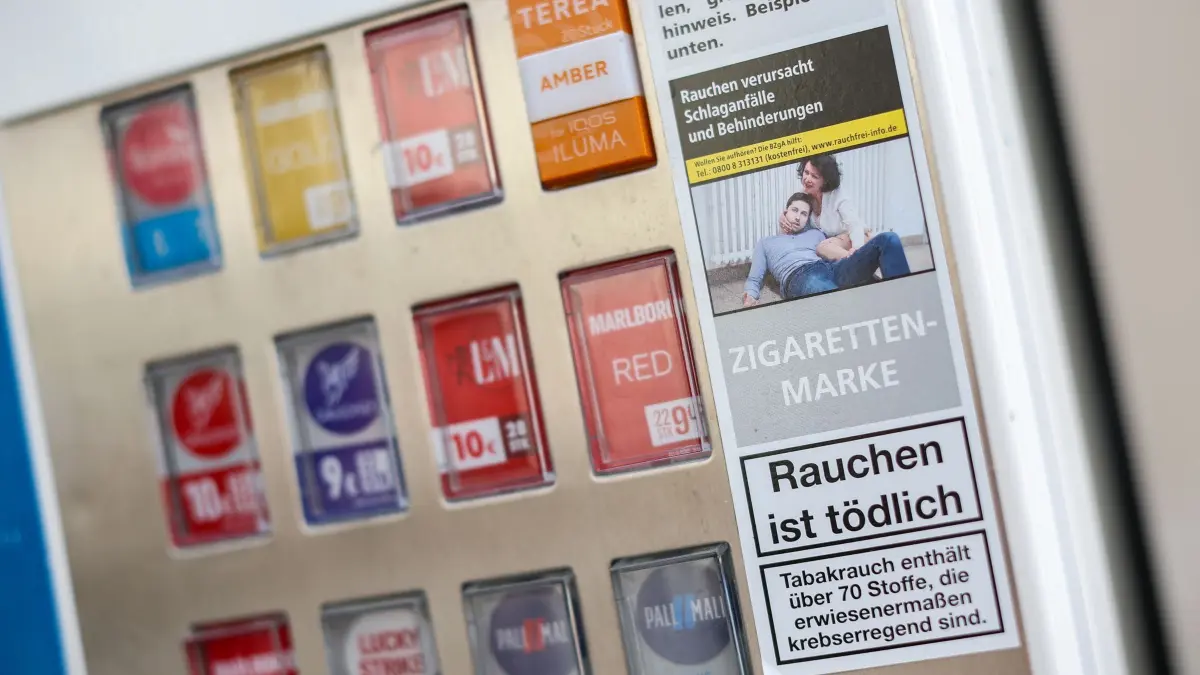 Zigarettenautomat: ARCHIV - 08.04.2024, Sachsen, Leipzig: Ein Zigarettenautomat mit verschiedenen Marken ist zu sehen. (zu dpa: «Trio stiehlt Radlader und bricht damit Automaten auf») Foto: Jan Woitas/dpa +++ dpa-Bildfunk +++