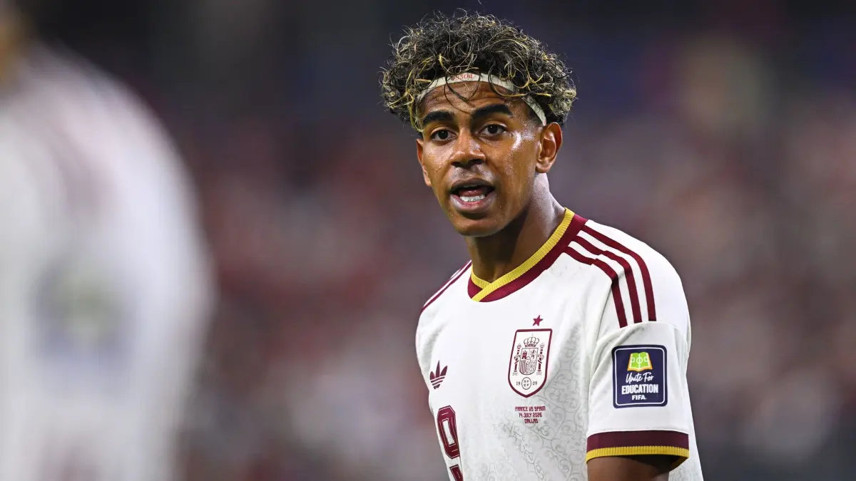 WM 2026 - Frankreich - Spanien: 14.07.2026, USA, Arlington: Fußball, Männer, WM 2026, Frankreich - Spanien, Halbfinale, Dallas -Stadion in Arlington, Lamine Yamal (Spanien) spricht zu einem Teamkollegen. ACHTUNG: Gemäß den Auflagen der FIFA dürfen die Bilder ausschließlich zur redaktionellen Verwendung genutzt werden. Eine kommerzielle Nutzung ist ausgeschlossen. Zudem dürfen keine videoähnlichen Sequenzen erstellt werden, und es dürfen keine Veränderungen weder im Vordergrund noch im Hintergrund am Bild vorgenommen werden. Foto: Tom Weller/dpa +++ dpa-Bildfunk +++