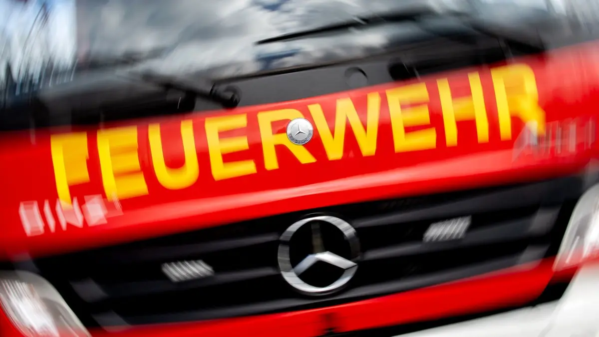 Feuerwehr - Symbolbild: ARCHIV - 24.03.2023, Niedersachsen, Bad Zwischenahn: Ein Einsatzfahrzeug der Feuerwehr (zu dpa: «Mehrere Brände fordern Feuerwehr Bremerhaven im Dauereinsatz») Foto: Hauke-Christian Dittrich/dpa +++ dpa-Bildfunk +++