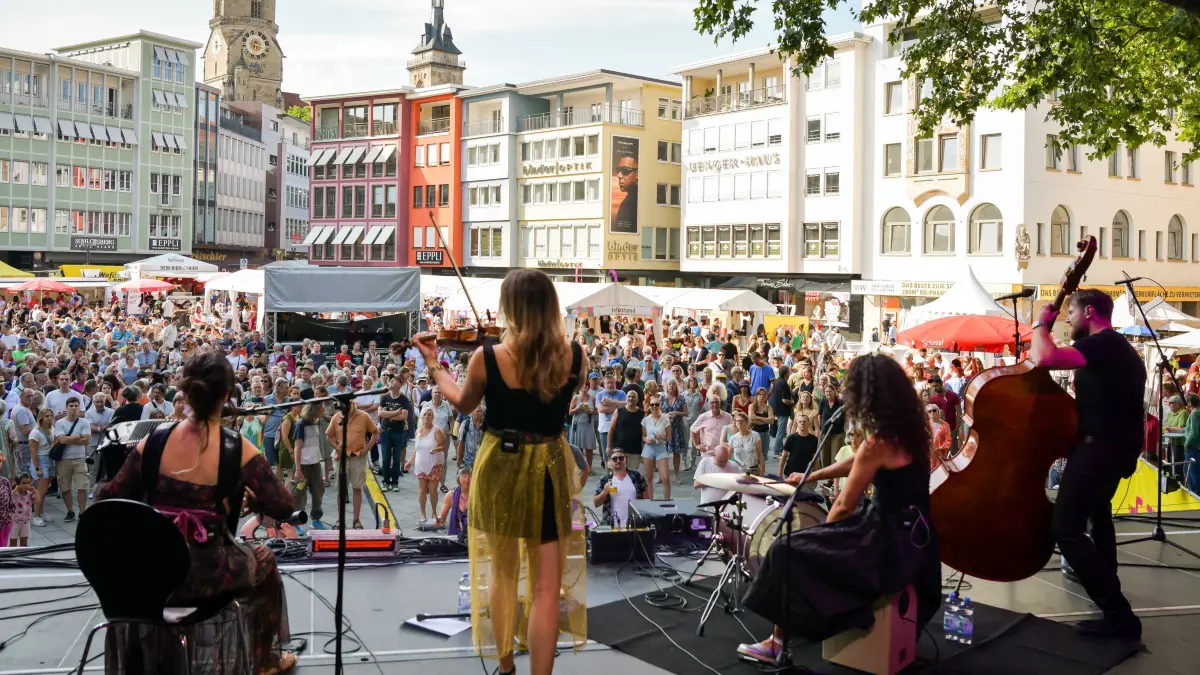 Festival der Kulturen: Stuttgart, Marktplatz, #pop *Sommerfestival der Kulturen: Eröffnungsreden auf dem Marktplatz*
österr. Band "Baba Yaga"