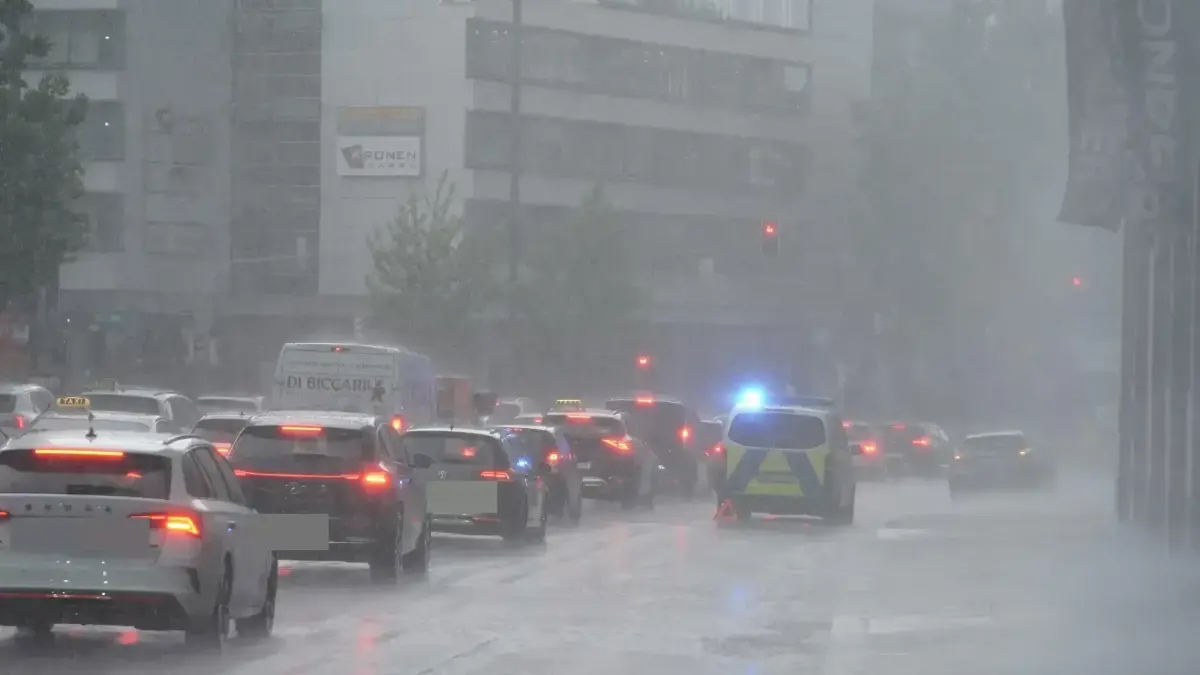 Schweres Unwetter ging nieder zahlreiche Einsaetze fuer die Feuerwehr um 19.00 Uhr ging los Stark Regen auf der Friedrichstrasse , auf der Kontrad Adenauer Strasse 300 Meter Laenge Strasse ueberflutet, Schillerstrasse Feuerwehr Einsatz Foto Andreas Rosar Fotoagentur-Stuttgart 15.07.2026