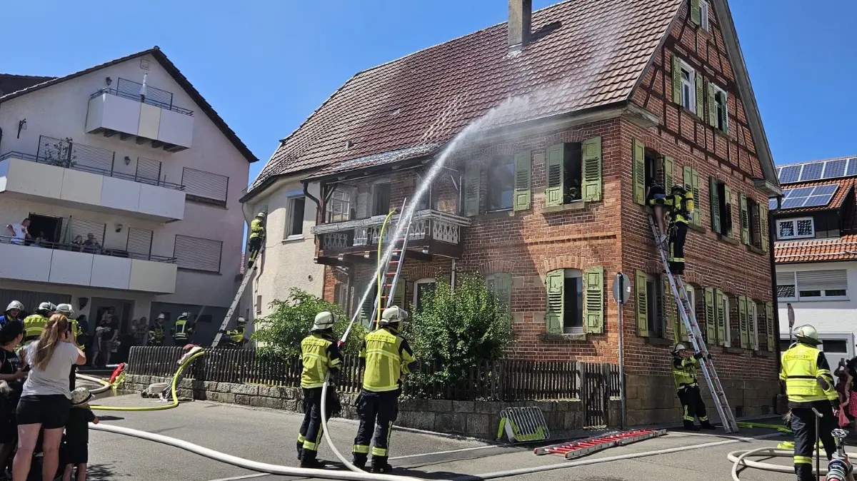 Lösch- und Rettungsangriff bei der Feuerwehrübung in Weil im Schönbuch.