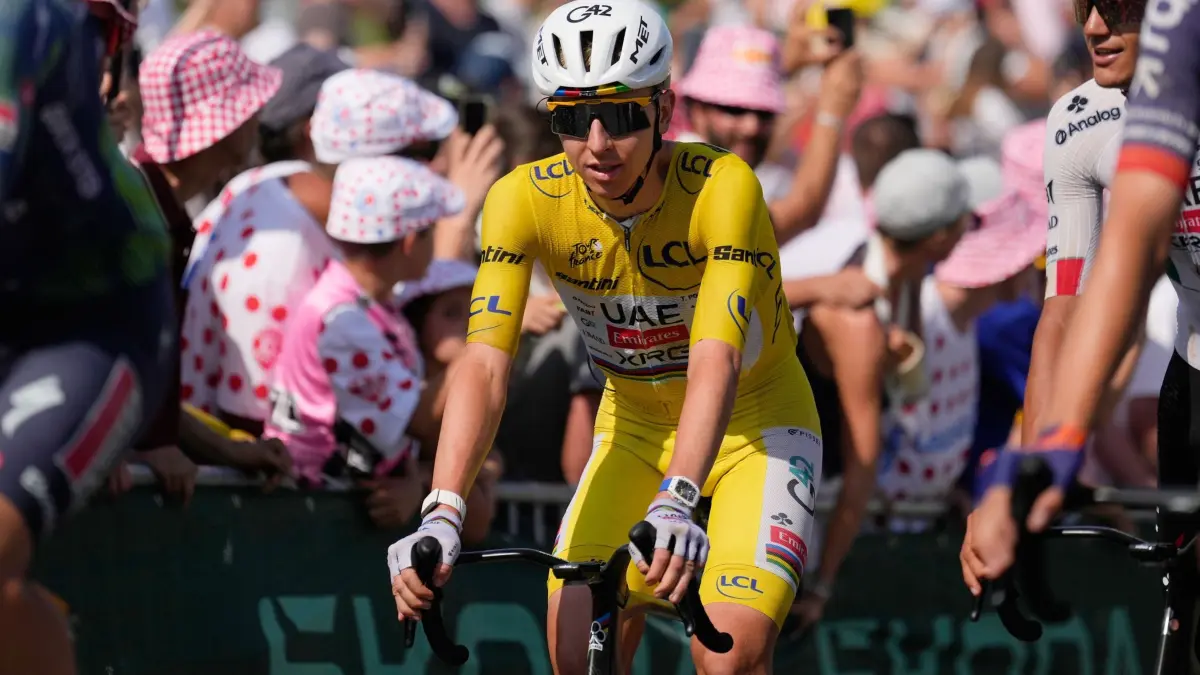 Tour de France - 11. Etappe: 15.07.2026, Frankreich, Nevers: Radsport, UCI WorldTour, Tour de France, 11. Etappe, Vichy - Nevers (161,30 km): Der Slowene Tadej Pogacar, der das gelbe Trikot des Gesamtführenden trägt, überquert die Ziellinie. Foto: Mosa'ab Elshamy/AP/dpa +++ dpa-Bildfunk +++