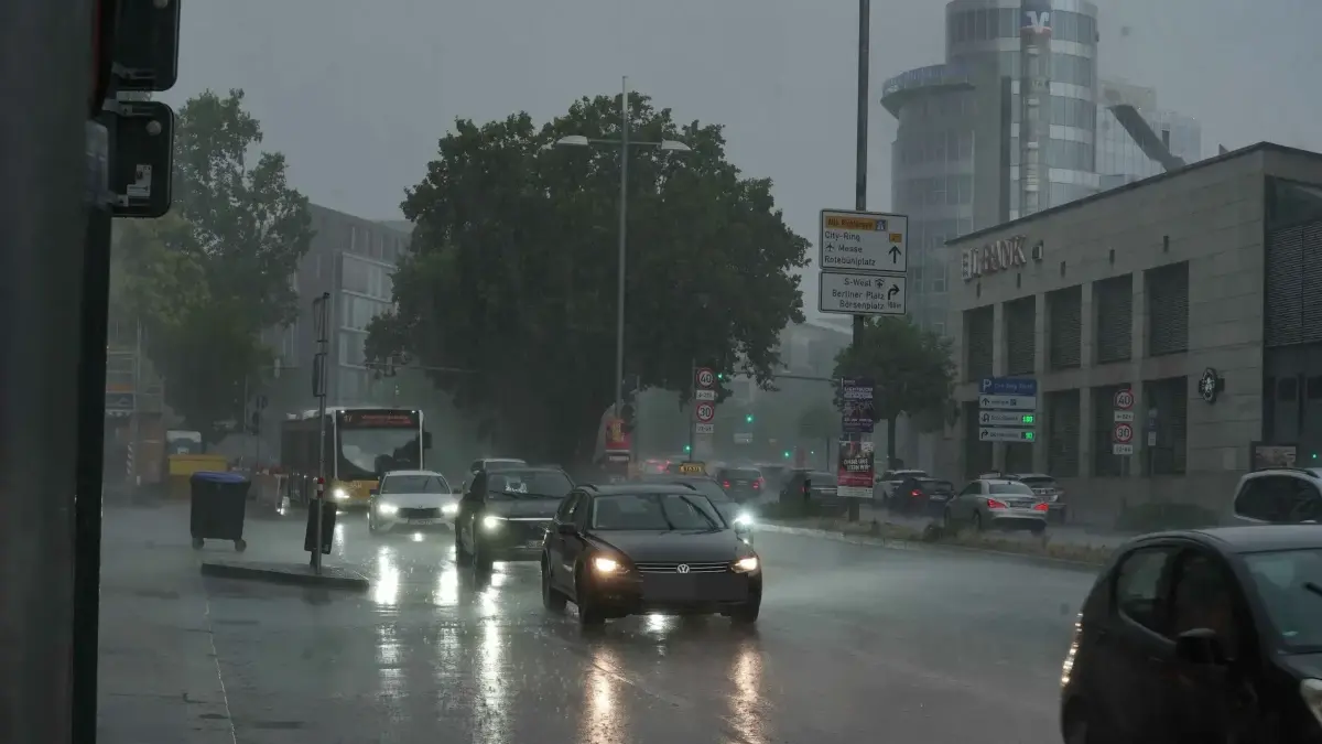 Schweres Unwetter ging nieder zahlreiche Einsaetze fuer die Feuerwehr um 19.00 Uhr ging los Stark Regen auf der Friedrichstrasse , auf der Kontrad Adenauer Strasse 300 Meter Laenge Strasse ueberflutet, Schillerstrasse Feuerwehr Einsatz Foto Andreas Rosar Fotoagentur-Stuttgart 15.07.2026