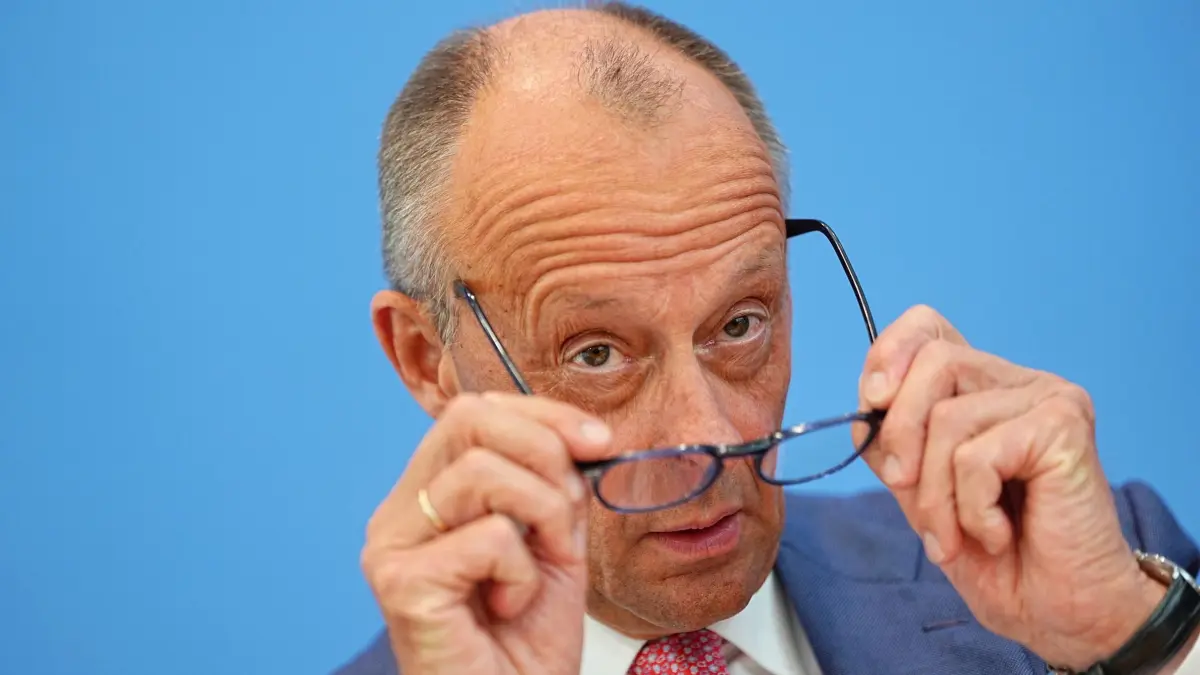 Sommer-Pressekonferenz Kanzler Merz: 15.07.2026, Berlin: Bundeskanzler Friedrich Merz (CDU) nimmt an der traditionellen Sommer Pressekonferenz im Haus der Bundespressekonferenz (BPK) teil und antwortet dabei auf die Fragen der Hauptstadtjournalisten. (zu dpa: «Merz sieht Koalition auf gutem Weg - aber nicht am Ziel») Foto: Michael Kappeler/dpa +++ dpa-Bildfunk +++