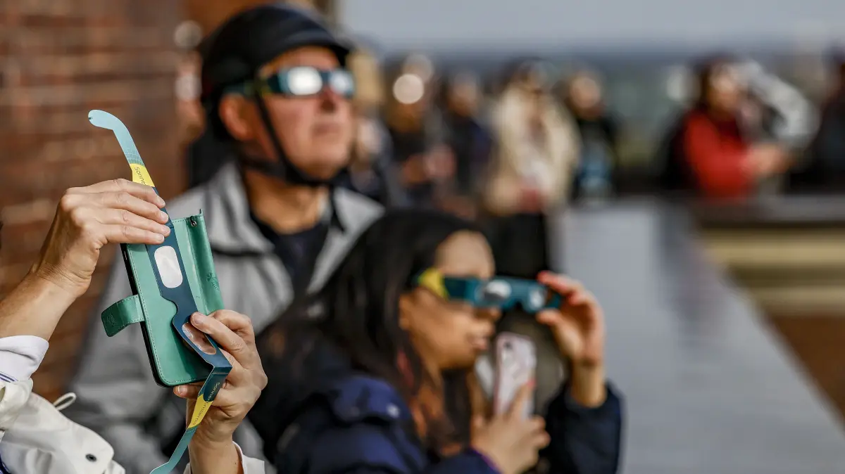 Unverzichtbares Utensil: Ohne Schutzbrille sollte man nicht in die Sonne schauen - die Augen können Schaden nehmen.