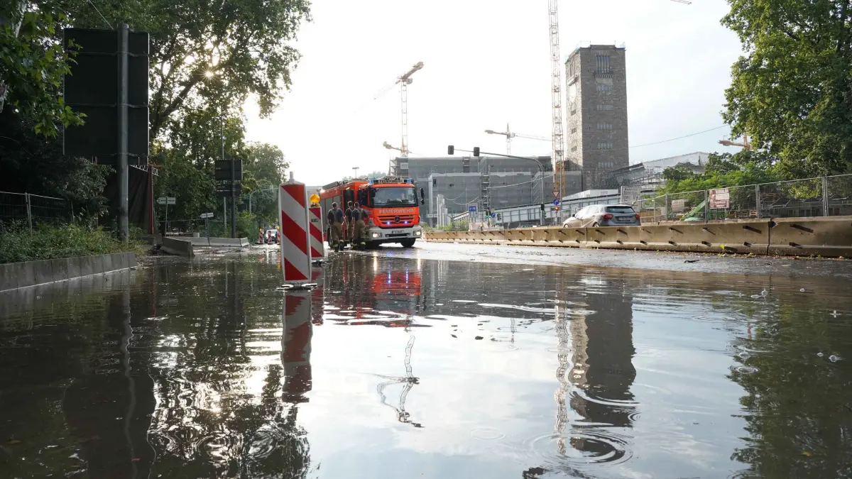 Schweres Unwetter ging nieder zahlreiche Einsaetze fuer die Feuerwehr um 19.00 Uhr ging los Stark Regen auf der Friedrichstrasse , auf der Kontrad Adenauer Strasse 300 Meter Laenge Strasse ueberflutet, Schillerstrasse Feuerwehr Einsatz Foto Andreas Rosar Fotoagentur-Stuttgart 15.07.2026