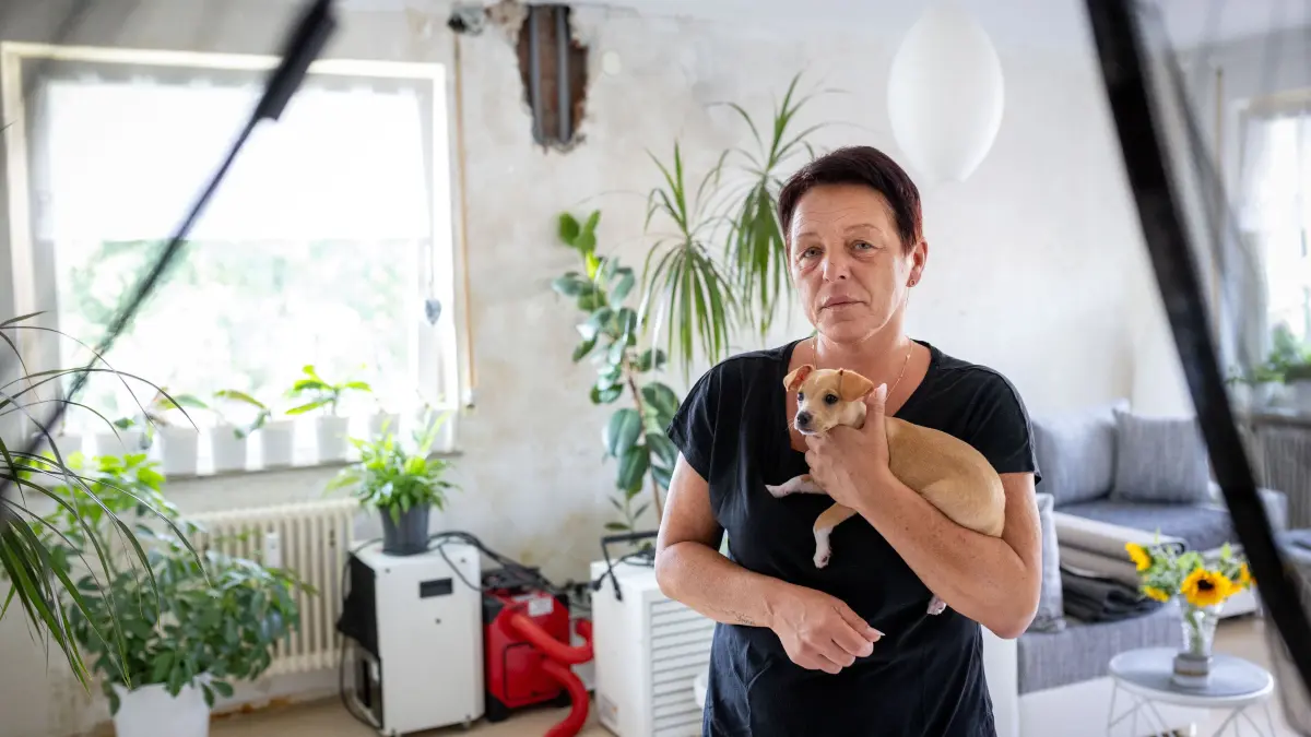 Die SWSG-Mieterin Prokšová lebt in Schimmelwohnung: Stuttgart, Baden-Württemberg, 15.07.2026:
Die SWSG-Mieterin Petra Prokšová lebt seit Jahren in einer Wohnung, die von Schimmel befallen ist, der von einem Wasserbruch kommen soll. Nun kamen endlich von der SWSG beauftragte Handwerker, schlugen ein Loch in die Wand - und mit diesem muss die Mieterin seit Wochen leben. Begründung: Es sei in der Urlaubszeit schwer, Handwerker zu bekommen.
Notiz: No model release. Kein Einverständnis für Werbung, keine Weitergabe an Dritte.