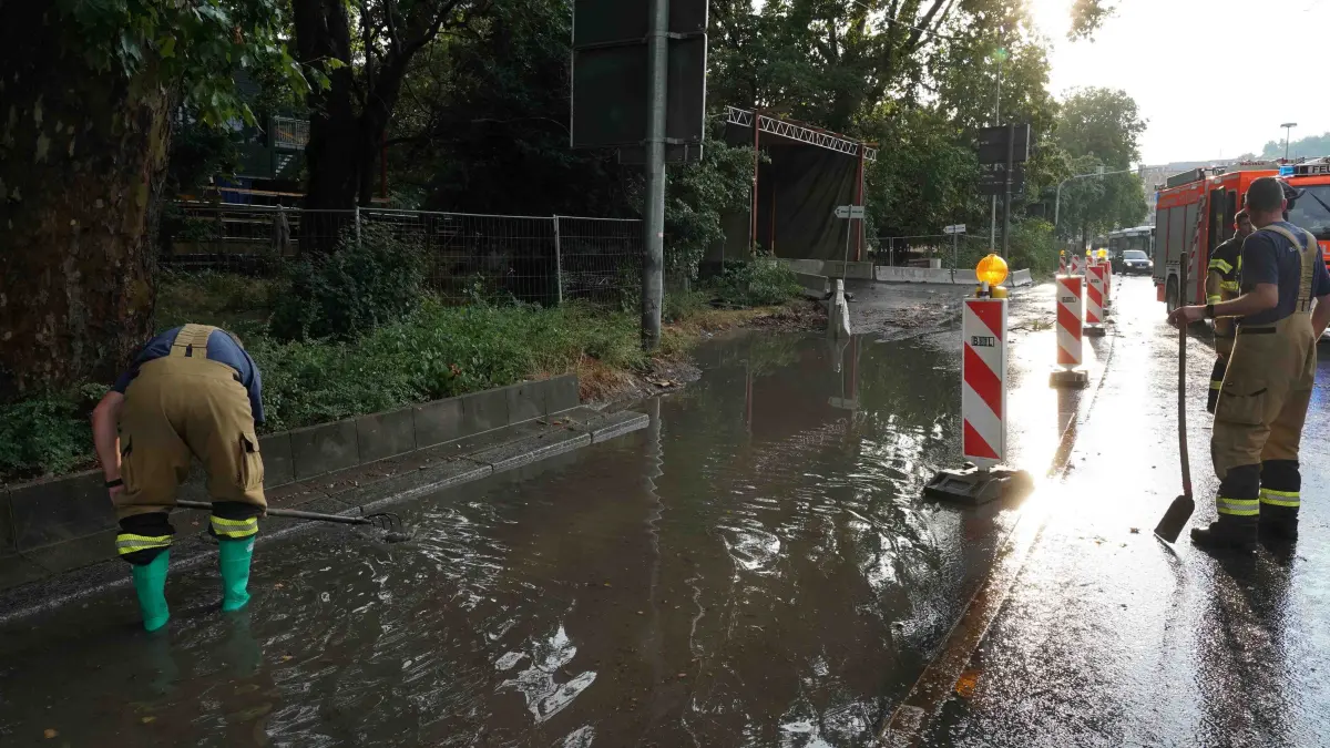 Schweres Unwetter ging nieder zahlreiche Einsaetze fuer die Feuerwehr um 19.00 Uhr ging los Stark Regen auf der Friedrichstrasse , auf der Kontrad Adenauer Strasse 300 Meter Laenge Strasse ueberflutet, Schillerstrasse Feuerwehr Einsatz Foto Andreas Rosar Fotoagentur-Stuttgart 15.07.2026