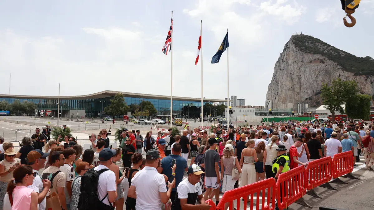 Pedro Sánchez asiste al acto de demolición de la Verja de Gibraltar: Pedro Sánchez Attends the Demolition Ceremony of the Gibraltar Fence Residents of La LÃnea Cross into Gibraltar Without Stopping at a Checkpoint on the First Day Without the Fence July 15, 2026, in La LÃnea de la Concepción, Cádiz, Andalusia, Spain The fence separating Gibraltar from Spain has been, for more than a century, the symbol of the division between the British colony and the surrounding Campo de Gibraltar region, even serving as a literal barrier during the Franco era, but as of this Wednesday, it has become a thing of the past by virtue of the agreement reached between the United Kingdom and the European Union to facilitate the Rocks relationship with the bloc following Brexit. July 15, 2026 Rocà La LÃnea de la Concepción, Cádi PUBLICATIONxNOTxINxESP Copyright: xRocioxRuzx 7666166