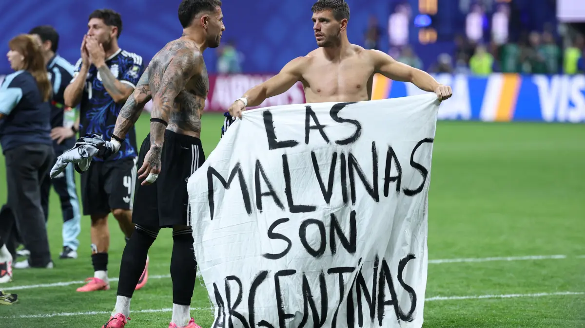 FBL-WC-2026-MATCH102-ENG-ARG: Argentina's players show a banner that reads in Spanish, "The Malvinas (Falkland Islands) belong to Argentina," after winning the 2026 World Cup football tournament semi-final match between England and Argentina at the Atlanta Stadium in Atlanta on July 15, 2026. (Photo by Thomas COEX / AFP)