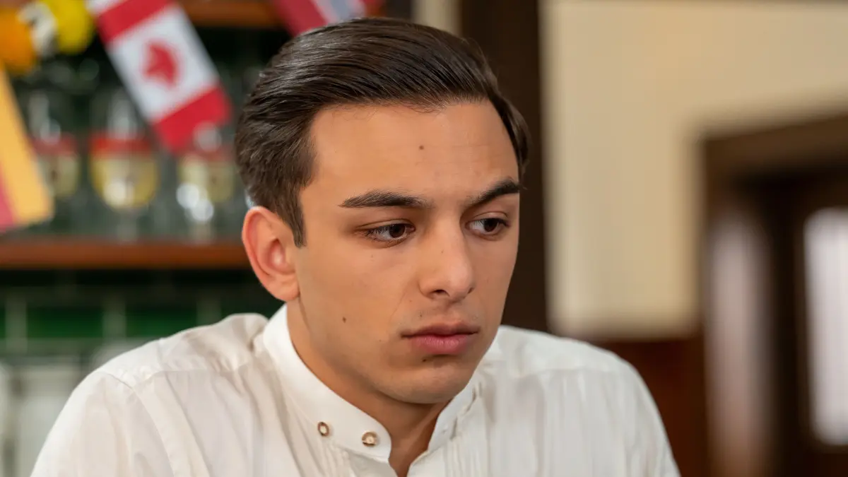 Bei Dahoam ist „Dahoam“ meint es Leon (Joel Akgün) nur gut, doch am Ende bekommt er Ärger.