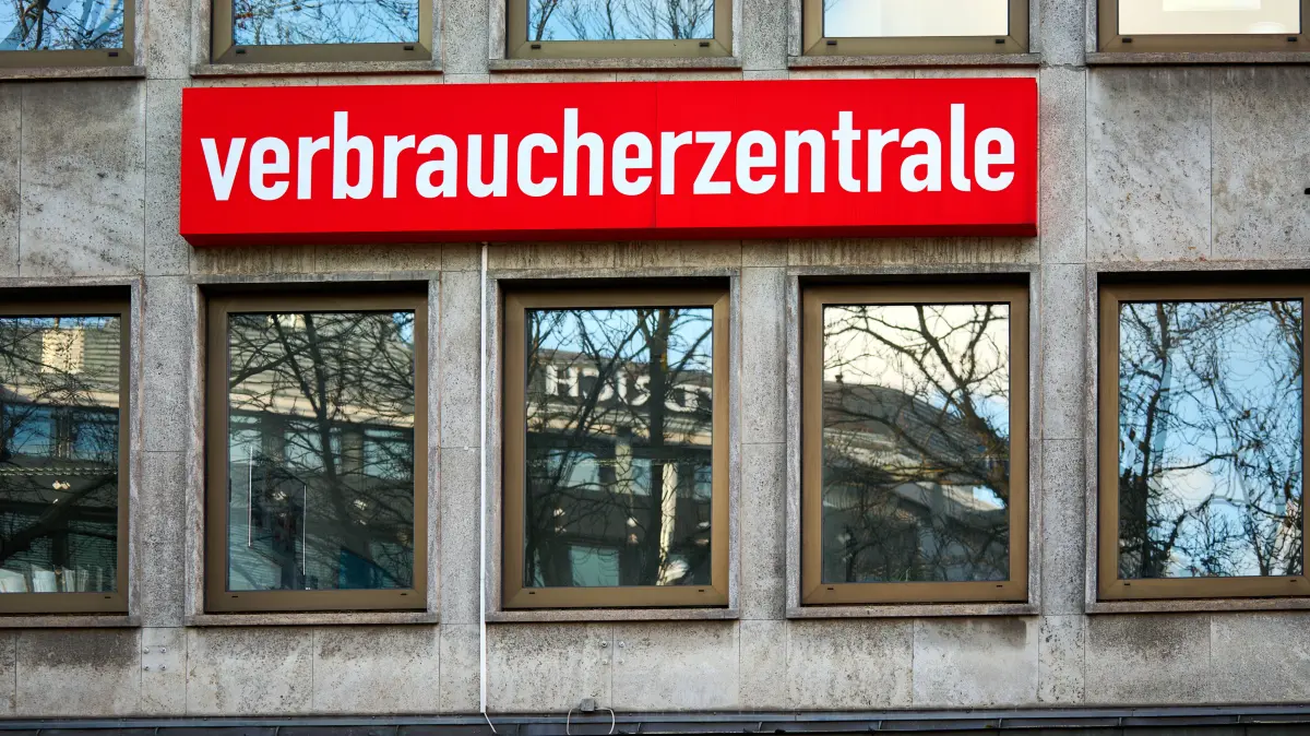 Stuttgart, Baden-Württemberg, Germany - January 23, 2025: The office of the Consumer Advice Center Baden-Württemberg in Stuttgart. The consumer advice center offers information, advice and support on topics such as consumer protection, fraud cases and legal matters for consumers *** Die Geschäftsstelle der Verbraucherzentrale Baden-Württemberg in Stuttgart. Die Verbraucherzentrale bietet Informationen, Beratungen und Unterstützung zu Themen wie Verbraucherschutz, Betrugsfällen und rechtlichen Angelegenheiten für Verbraucher