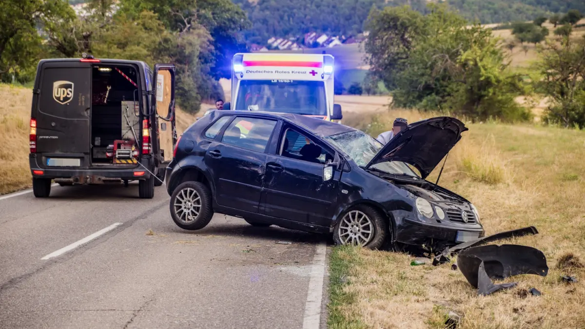 POL-LB: Eberdingen (K1651 Nussdorf - Eberdingen): Fahrzeugueberschlag<br />
Ludwigsburg (ots)<br />
<br />
<br />
Am Mittwoch (15.07.2026) gegen 19:27 Uhr befuhr ein 28-jaehriger Fahrer eines VW Polo die Kreisstrasse 1651 von Nussdorf kommend in Richtung Eberdingen. Aus bislang ungeklaerter Ursache geriet der Pkw zunaechst von der Fahrbahn nach rechts in den Gruenstreifen. Der Pkw schleuderte dort etwa 200 Meter entlang, ueberschlug sich und kam quer auf der Gegenfahrbahn auf den Raedern zum Stehen. Der 28-Jaehrige zog sich leichte Verletzungen zu, die vom Rettungsdienst versorgt wurden. Im Zuge der Verkehrsunfallaufnahme wurde festgestellt, dass der Fahrer unter Alkoholeinwirkung stand. Der 28-Jaehrige musste sich einer Blutentnahme unterziehen. Ermittlungen zufolge ist der Fahrer nicht im Besitz einer gueltigen Fahrerlaubnis. Der VW Polo war nicht mehr fahrbereit und musste abgeschleppt werden. Der Sachschaden belaeuft sich auf 6.000 Euro. Fuer die Dauer der Verkehrsunfallaufnahme sowie die Bergung des Pkw musste die Kreisstrasse kurzzeitig zweimal voll gesperrt werden. Die Unfallstelle konnte um 20:45 Uhr wieder vollumfaenglich fuer den Verkehr freigegeben werden. Die Ermittlungen hat das Polizeirevier Vaihingen an der Enz uebernommen. Zeugen, die Angaben zum Sachverhalt machen koennen, werden gebeten, sich mit dem Polizeirevier Vaihingen an der Enz unter der Telefonnummer 07042 941 0 oder per E-Mail unter vaihingen-enz.prev@polizei.bwl.de in Verbindung zu setzen.
