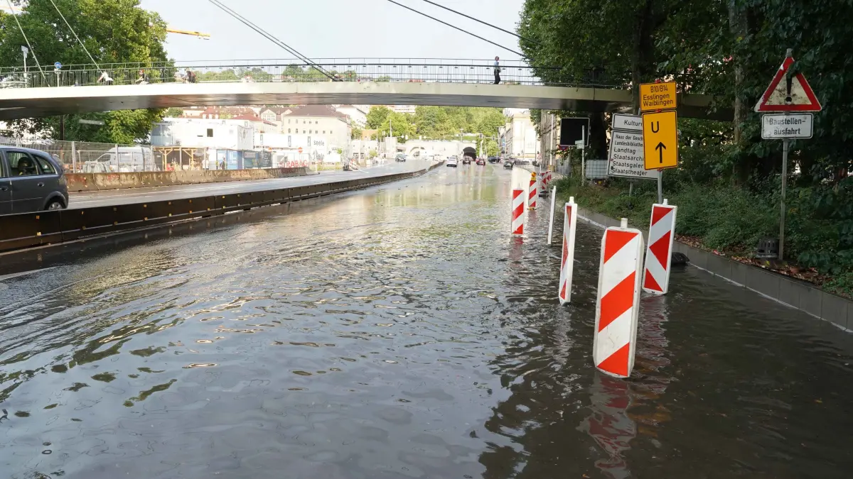 Schweres Unwetter ging nieder zahlreiche Einsaetze fuer die Feuerwehr um 19.00 Uhr ging los Stark Regen auf der Friedrichstrasse , auf der Kontrad Adenauer Strasse 300 Meter Laenge Strasse ueberflutet, Schillerstrasse Feuerwehr Einsatz Foto Andreas Rosar Fotoagentur-Stuttgart 15.07.2026