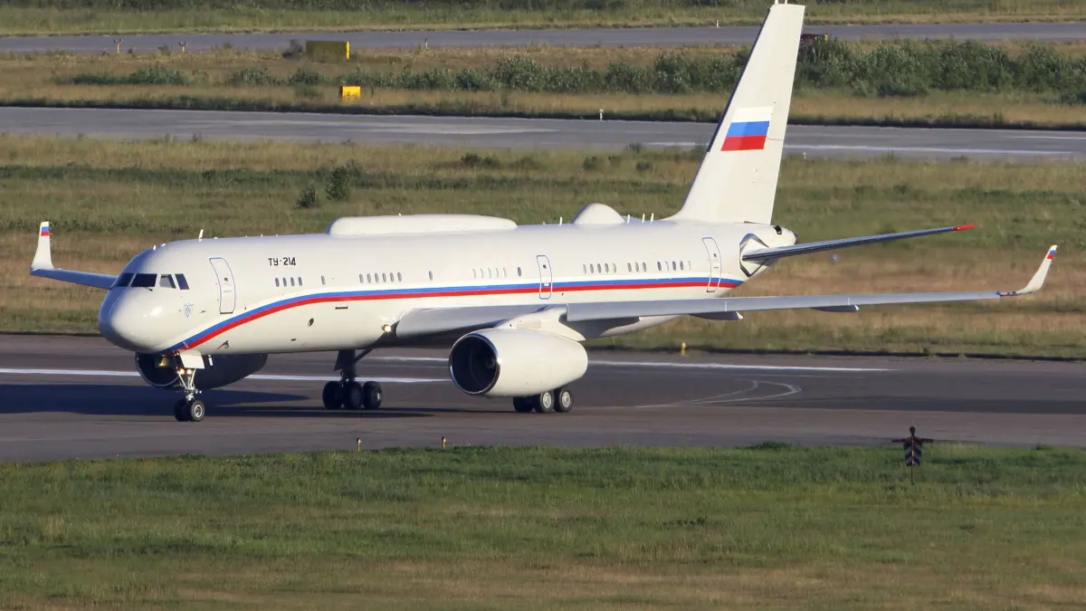 Bei der Tu-214PU handelt es sich um eine speziell ausgestattete Version des Passagierflugzeugs Tu-214 (Foto). Sie dient als fliegender Kommandoposten und verfügt über besonders geschützte Kommunikations- und Führungsanlagen.