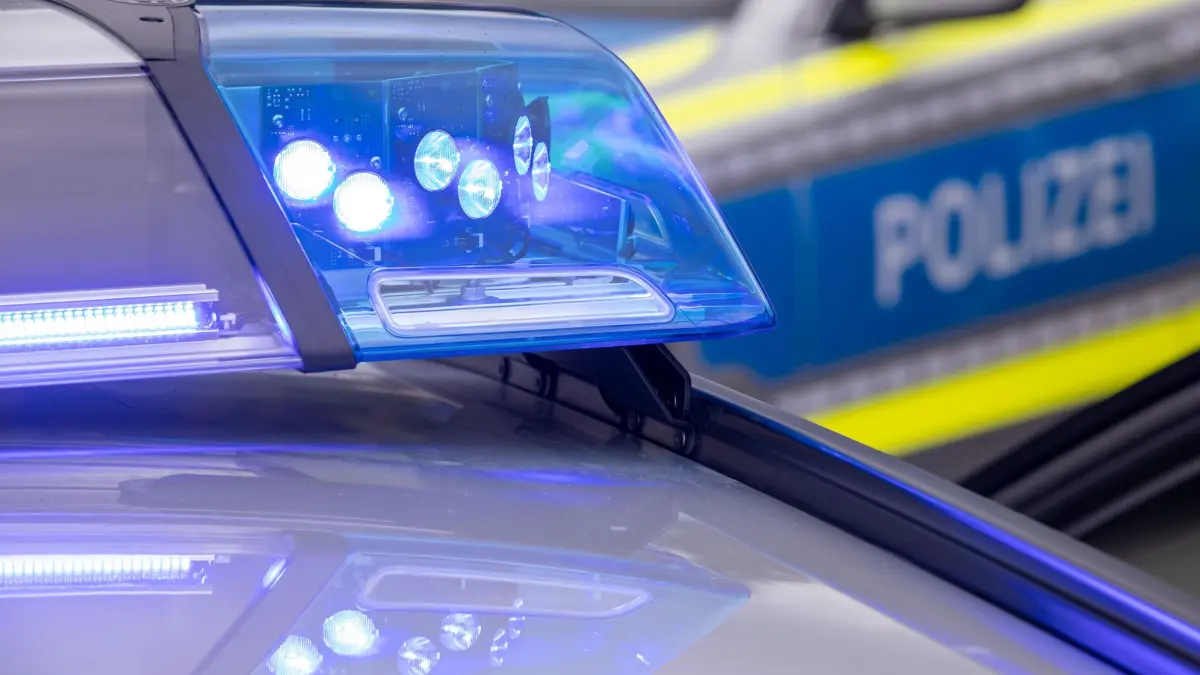 Polizei: ARCHIV - 04.08.2021, Bayern, Nürnberg: Ein Blaulicht auf dem Dach eines Polizeifahrzeugs. (zu dpa: «Gutachter soll tödlichen Unfall mit 13-Jähriger untersuchen») Foto: Daniel Karmann/dpa +++ dpa-Bildfunk +++