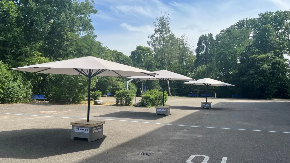 Die neuen Sonnenschirme auf dem Gelände des Max-Born-Gymnasiums spenden ab sofort großflächig Schatten.