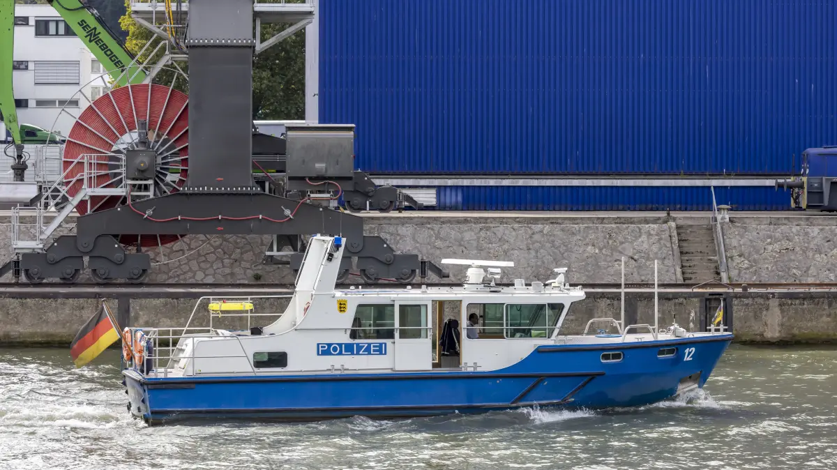 Polizeiboot der Wasserschutzpolizei Baden-Württemberg im Neckarhafen Stuttgart. // 22.09.2024: Stuttgart, Baden-Württemberg, Deutschland, Europa *** Police boat of the water police of Baden Württemberg in the Neckarhafen Stuttgart 22 09 2024 Stuttgart, Baden Württemberg, Germany, Europe