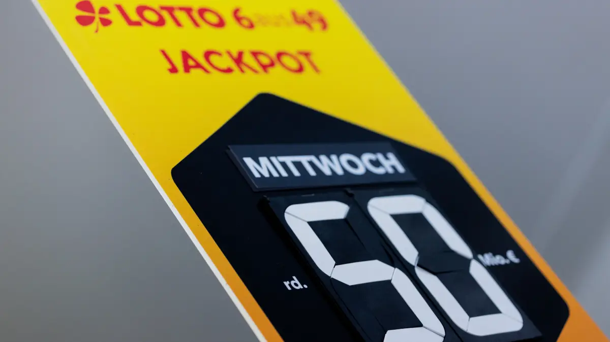 Ein Plakat weist in einem Kiosk auf den 50 Millionen Euro Lotto-Jackpot „6aus49“. Im Lotto „6aus49“ liegen weiterhin 50 Millionen Euro im Jackpot der Gewinnklasse 1. Das ist Rekord.