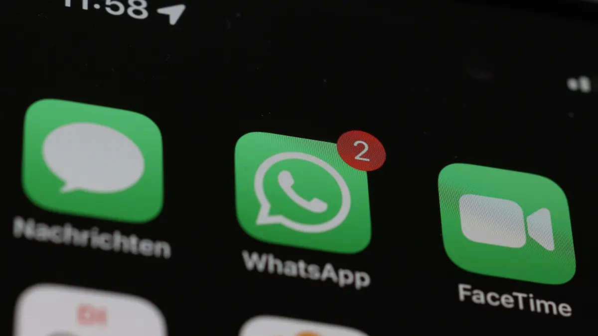 Social Media, WhatsApp, Nachrichten und FaceTime App, Logo, Handy App auf einem iPhone Display. Bei WhatsApp sind noch zwei Nachrichten offen und nicht gelesen worden. WhatsApp und Nachrichten App, Logo am 24.09.2024 in Siegen/Deutschland. *** Social media, WhatsApp, messages and FaceTime app, logo, mobile app on an iPhone display WhatsApp still has two messages open and not read WhatsApp and messages app, logo on 24 09 2024 in Siegen Germany