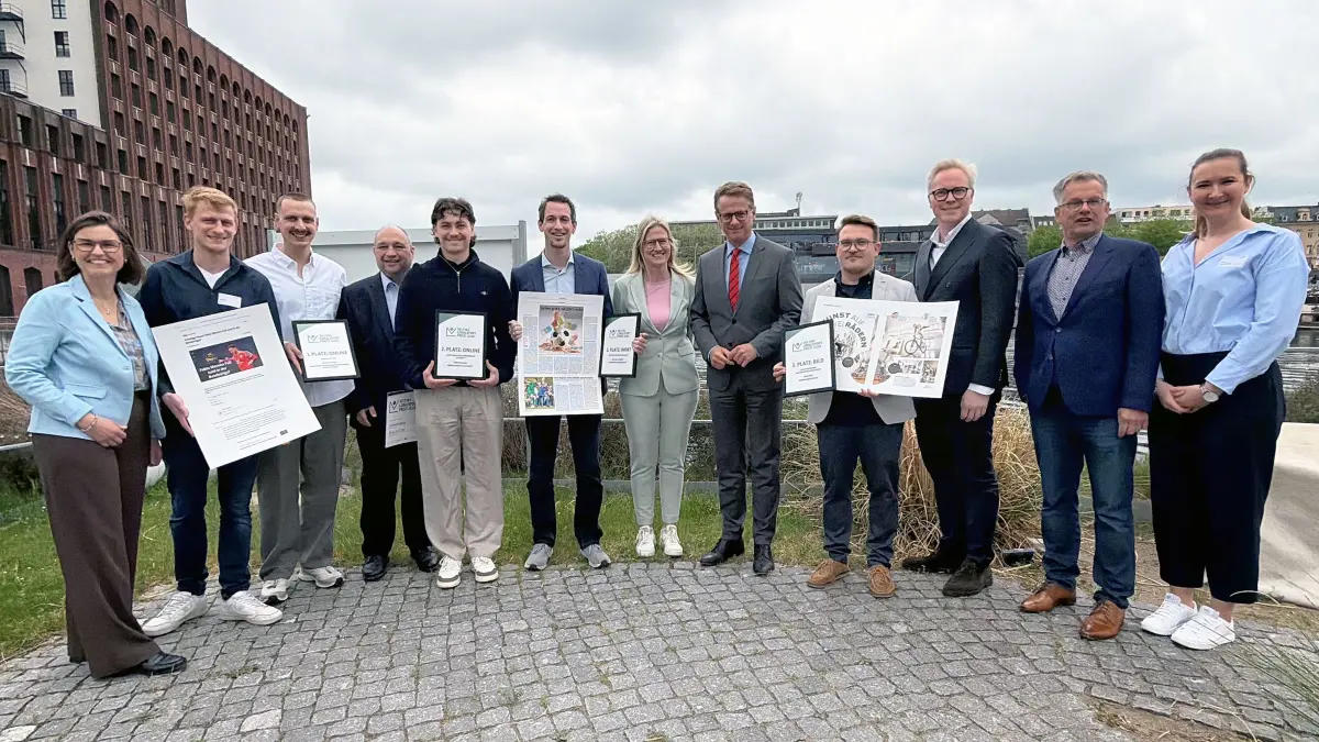 Dr. Carsten Linnemann, MdB, CDU-Generalsekretär, gratulierte im Rahmen des VDL-Branchentreffs, den Gewinnerinnen und Gewinnern des Veltins-Lokalsportpreises. (v.l.): Kerstin Raschke (Brauerei C. & A. Veltins), Felix Rehm und Benedikt Palm (Allgemeine Zeitung, Wiesbadener Kurier, Echo Zeitungen), Thomas Neumeier und Marko Aleksic (Oberbayerisches Volksblatt), Michael Schwartz (Kreiszeitung Böblinger Bote), Daniela Braun (VDL), Dr. Carsten Linnemann (Generalsekretär der CDU Deutschland), Rudi Penk (Heidenheimer Zeitung), Kai Röhrbein (VDL-Vorsitzender), Martin Wieske (VDL-Geschäftsführer), Christina Aicher (Passauer Neue Presse, Jury-Mitglied); nicht im Bild, aber ebenfalls anwesende Gewinner: Michaela Widder (Sächsische Zeitung) und Thorsten Richter (Oberhessische Presse). Foto: VDL/K.Wolff