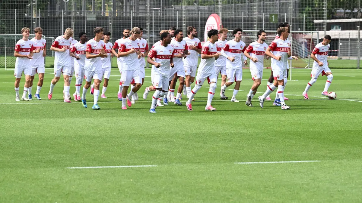 Fußball: Bundesliga, Trainingsauftakt des VfB Stuttgart: 16.07.2026, Baden-Württemberg, Stuttgart: Fußball: Bundesliga, Trainingsauftakt des VfB Stuttgart: Die Mannschaft läuft sich warm. (zu dpa: «Argentinien als Vorbild: VfB setzt auf Gewinnermentalität») Foto: Bernd Weißbrod/dpa +++ dpa-Bildfunk +++