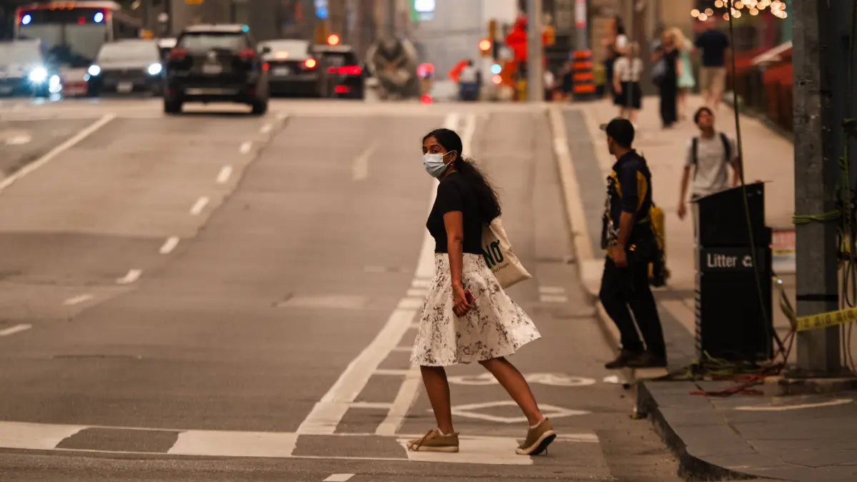 Die Bewohner Torontos gehen mit Atemschutzmasken nach draußen.