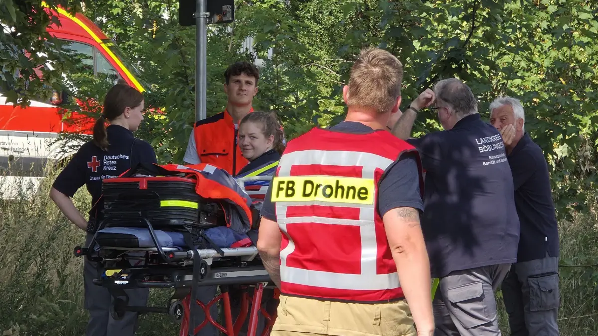 Herrenberg-Gueltstein: Grosser Gefahrguteinsatz weit ueber 100 Einsatzkraeft : Einsatzmeldung – Hertzstrasse, Gueltstein<br />
<br />
Die Feuerwehr Herrenberg wurde heute gegen 16:00 Uhr zunaechst zu einer unklaren Geruchsbelaestigung in das Industriegebiet Gueltstein alarmiert. Vor Ort wurde in einem chemieverarbeitenden Betrieb eine Rauchentwicklung sowie eine starke Geruchsbelaestigung festgestellt.<br />
<br />
Daraufhin wurden zahlreiche weitere Einsatzkraefte sowie weitere Feuerwehren und Hilfsorganisationen aus dem Landkreis nachalarmiert. Die Einsatzmassnahmen dauern derzeit.<br />
<br />
Warnung fuer die Bevoelkerung<br />
<br />
Fuer den gesamten Ortsteil Gueltstein wurde eine Warnmeldung ueber die Warn-Apps NINA und KATWARN ausgeloest.<br />
<br />
Bitte beachten Sie folgende Vorsichtsmassnahmen:<br />
* Halten Sie Fenster und Tueren geschlossen.<br />
* Schalten Sie Klima- und Lueftungsanlagen aus – auch in Fahrzeugen.<br />
* Vermeiden Sie Aufenthalte im Freien.<br />
* Meiden Sie den Einsatzbereich und halten Sie die Zufahrtswege fuer die Einsatzkraefte frei.<br />
<br />
Nach der aktuellen Einschaetzung besteht keine Gefahr fuer die Bevoelkerung. Die Massnahmen erfolgen vorsorglich.