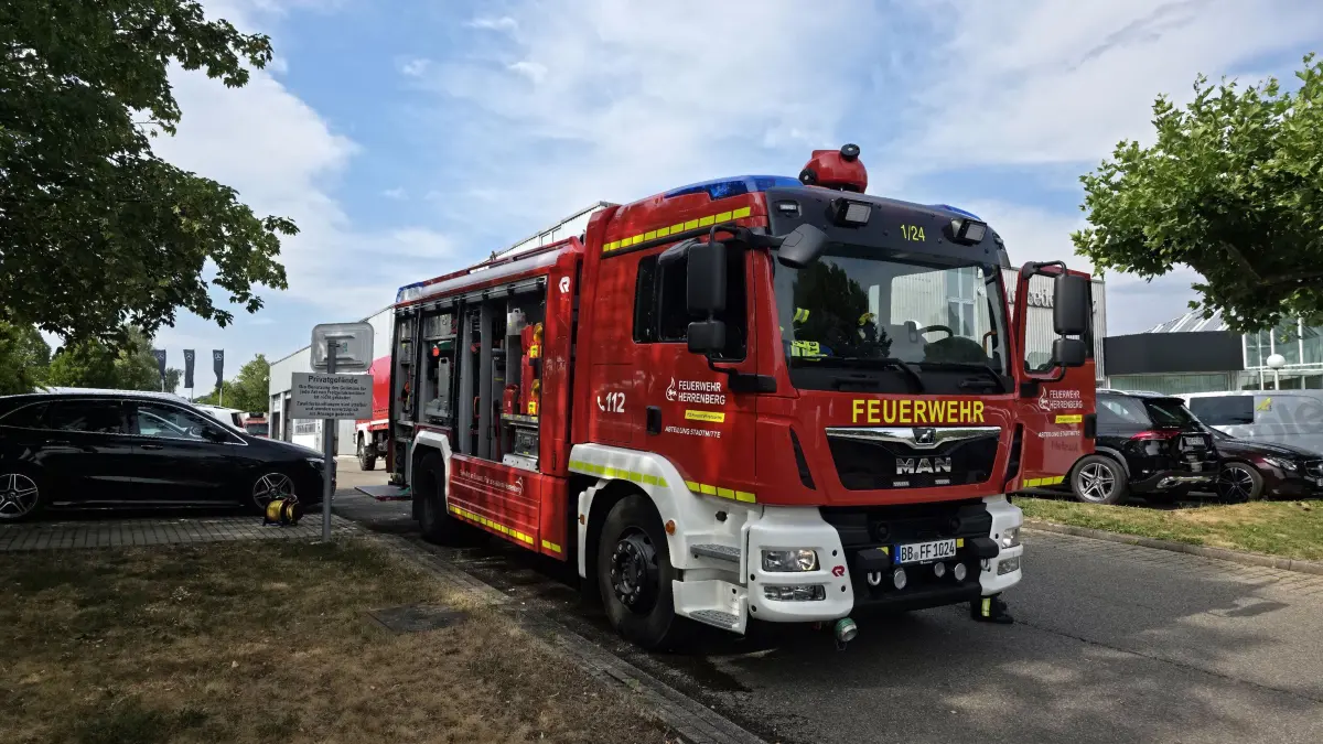 Herrenberg-Gueltstein: Grosser Gefahrguteinsatz weit ueber 100 Einsatzkraeft : Einsatzmeldung – Hertzstrasse, Gueltstein<br />
<br />
Die Feuerwehr Herrenberg wurde heute gegen 16:00 Uhr zunaechst zu einer unklaren Geruchsbelaestigung in das Industriegebiet Gueltstein alarmiert. Vor Ort wurde in einem chemieverarbeitenden Betrieb eine Rauchentwicklung sowie eine starke Geruchsbelaestigung festgestellt.<br />
<br />
Daraufhin wurden zahlreiche weitere Einsatzkraefte sowie weitere Feuerwehren und Hilfsorganisationen aus dem Landkreis nachalarmiert. Die Einsatzmassnahmen dauern derzeit.<br />
<br />
Warnung fuer die Bevoelkerung<br />
<br />
Fuer den gesamten Ortsteil Gueltstein wurde eine Warnmeldung ueber die Warn-Apps NINA und KATWARN ausgeloest.<br />
<br />
Bitte beachten Sie folgende Vorsichtsmassnahmen:<br />
* Halten Sie Fenster und Tueren geschlossen.<br />
* Schalten Sie Klima- und Lueftungsanlagen aus – auch in Fahrzeugen.<br />
* Vermeiden Sie Aufenthalte im Freien.<br />
* Meiden Sie den Einsatzbereich und halten Sie die Zufahrtswege fuer die Einsatzkraefte frei.<br />
<br />
Nach der aktuellen Einschaetzung besteht keine Gefahr fuer die Bevoelkerung. Die Massnahmen erfolgen vorsorglich.