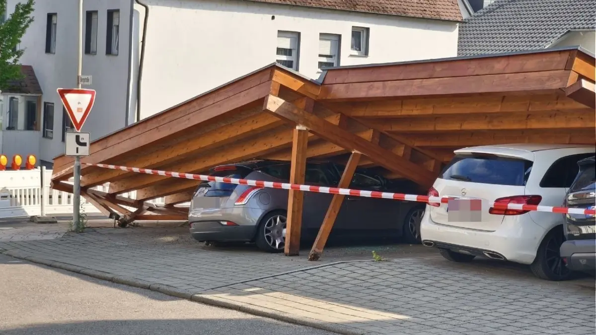 Am Donnerstagmittag ist es in Neckartailfingen im Landkreis Esslingen zu schweren Unwettern mit extremen Sturmboeen, Starkregen und Hagel gekommen. Die Unwetter fuehrten zu erheblichen Schaeden.<br />
<br />
Dabei stuerzte ein Carport ein und begrub vier darunter abgestellte Fahrzeuge unter sich. Die Feuerwehr rueckte zur Einsatzstelle aus und verschaffte sich einen Ueberblick ueber die Lage. Feuerwehrtechnische Massnahmen waren nach ersten Erkenntnissen jedoch nicht erforderlich. Die Einsatzkraefte sperrten den Bereich weitraeumig ab und rueckten anschliessend wieder ab.<br />
<br />
An den vier Fahrzeugen entstand erheblicher Sachschaden. Da der eingestuerzte Carport auf den Autos liegt, muss nun eine Spezialfirma die Bergung uebernehmen.<br />
<br />
Bekannt ist ausserdem, dass das Unwetter in der Region weitere Schaeden verursacht hat. Wie gross das gesamte Schadensausmass ist, ist derzeit noch unklar. Das Unwetter zieht inzwischen weiter in Richtung der Region Ulm.